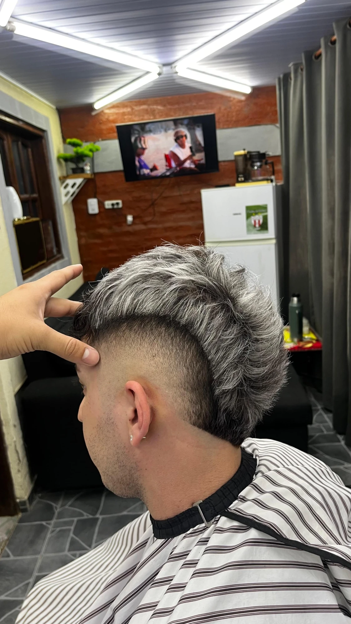 Mullet con mechas grises y degradé