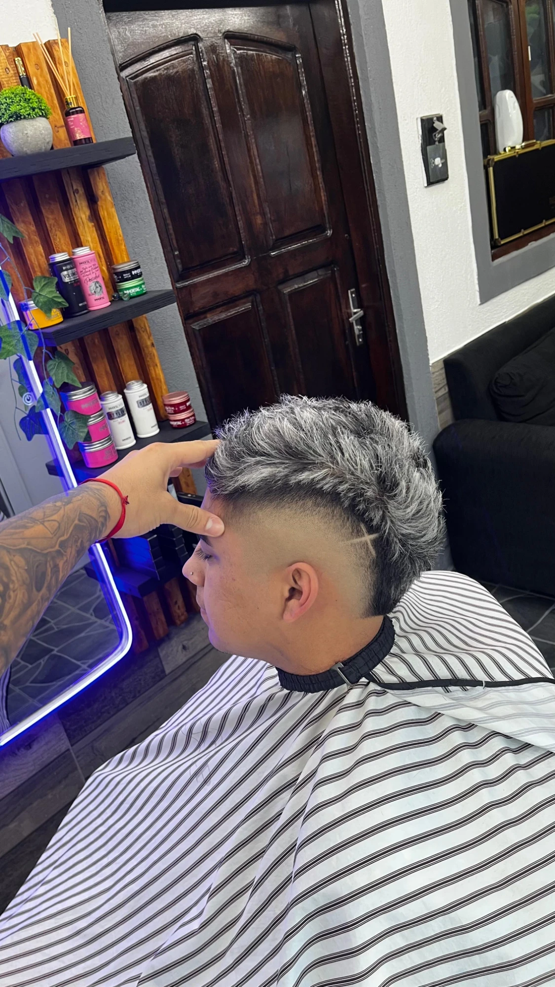 Mullet platinado con degradé y línea